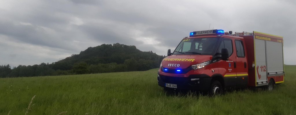 neues TSF-W auf einer Wiese vor der Ebersburg