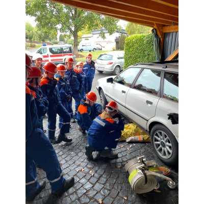 Jugend bei einer technischen Hilfeleistung